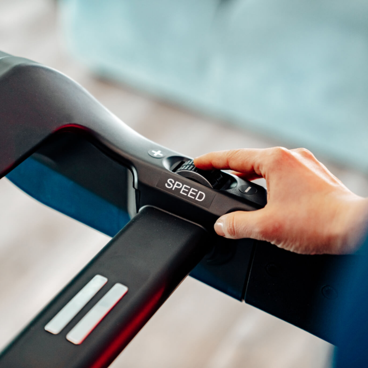 Evolve bėgimo takelis su 23,8'' TFT konsole (EV-TM-HT-300-TFT)