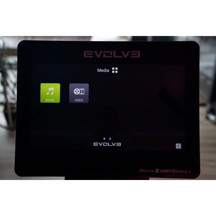 Evolve Econ Series bėgimo takelis su 21,5 colio konsole ir 48 % įkalne, TM-HT-225-TFT