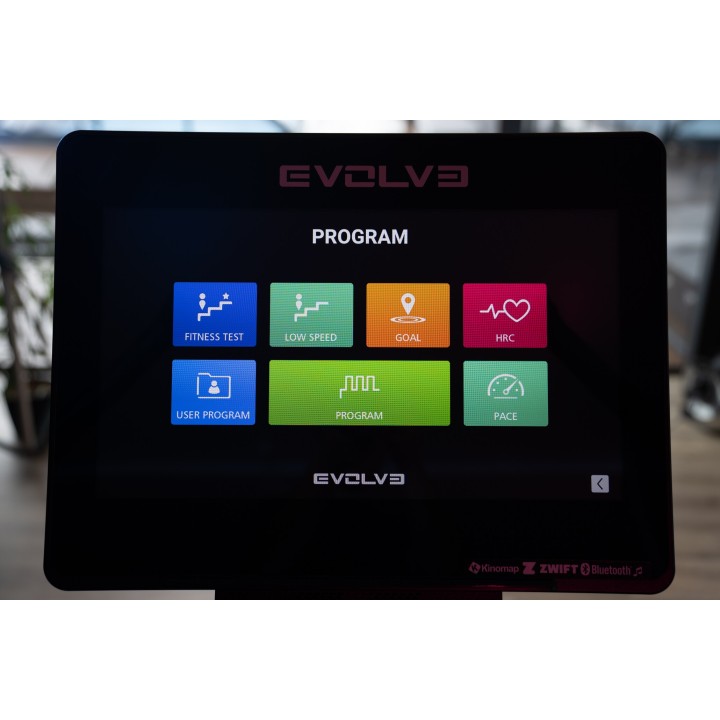 Evolve Econ Series bėgimo takelis su 21,5 colio konsole ir 48 % įkalne, TM-HT-225-TFT