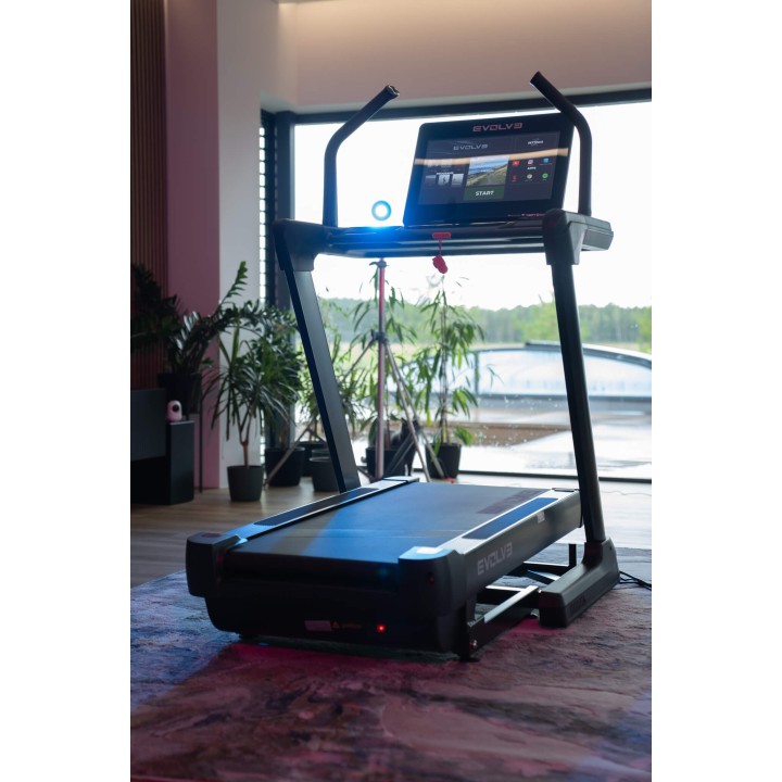Evolve Econ Series bėgimo takelis su 21,5 colio konsole ir 48 % įkalne, TM-HT-225-TFT